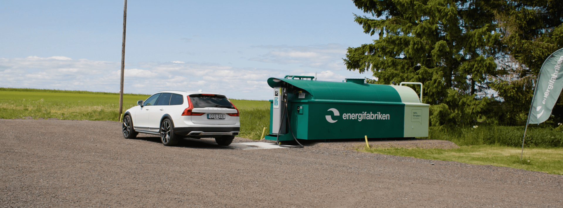 Miljövänlig bil vid tankstation för förnybara drivmedel